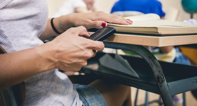 204407-675x450-student-texting